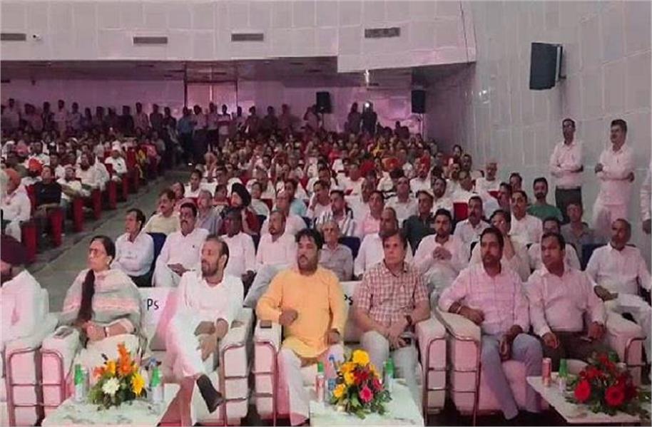 PM मोदी ने किया अंबाला-काला अंब हाईवे का उद्घाटन, EV से पहुंचे भाजपा नेता; डीजल कार से पहुंचीं कांग्रेस विधायक चर्चा में