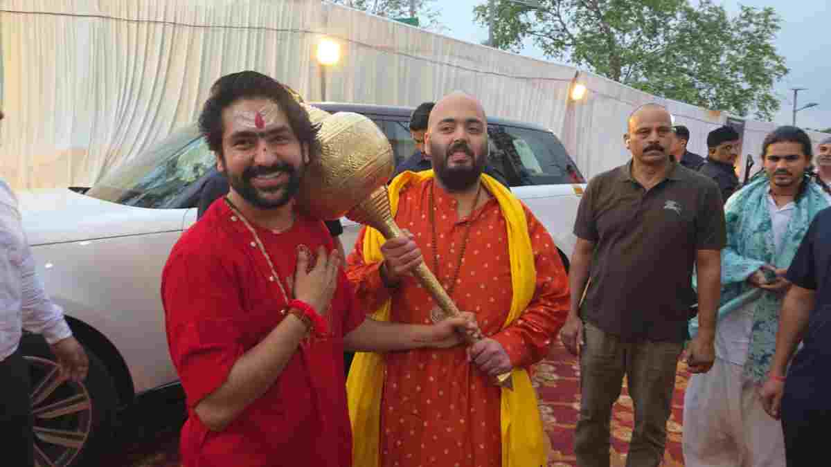 बागेश्वर धाम पहुंचे अनंत अंबानी, पंडित धीरेंद्र शास्त्री ने कराए दिव्य यज्ञ-हवन, 11 कन्याओं का लिया आशीर्वाद