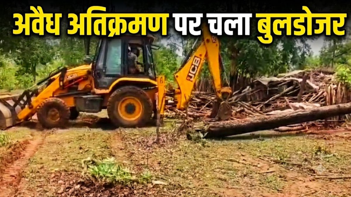 अवैध अतिक्रमण के खिलाफ कार्रवाई: 25 परिवारों के मकानों पर चला बुलडोजर, वैकल्पिक व्यवस्था नहीं करने का आरोप