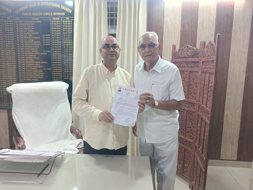 भिवानी वार्ड 20 में पानी और सीवरेज किल्लत दूर करने के लिए पार्षद प्रदीप कौशिक ने SE को सौंपा ज्ञापन