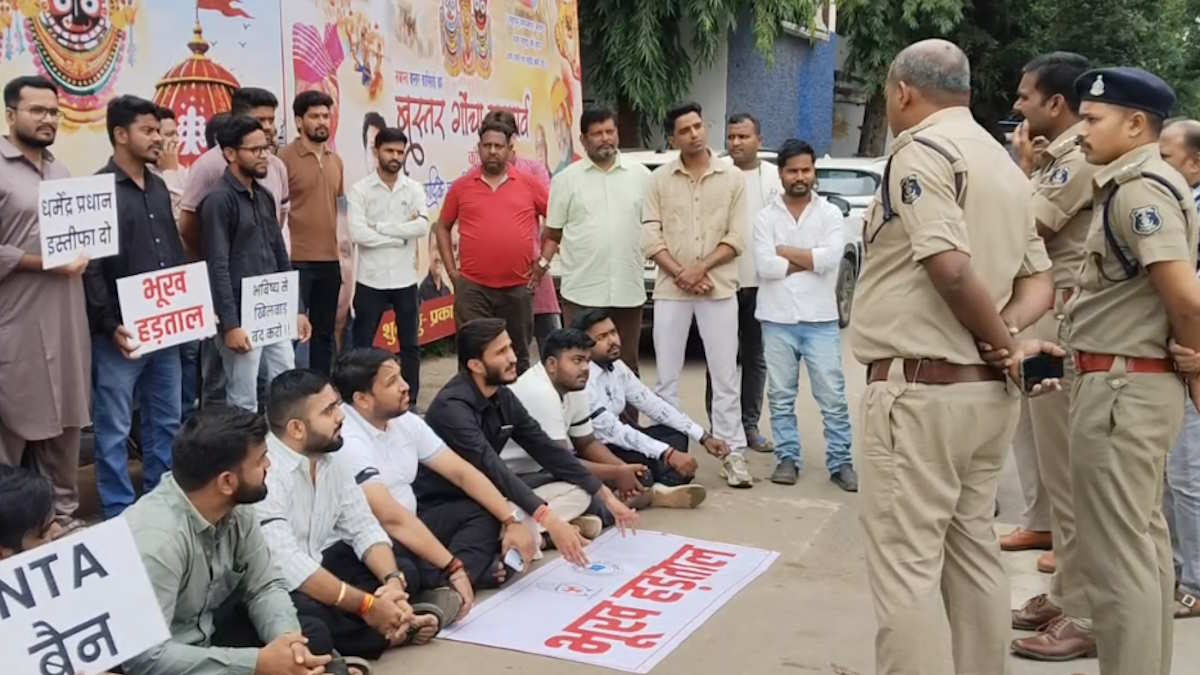 छात्र आंदोलन में दिल्ली से उठी आवाज जगदलपुर तक पहुंची, भूख हड़ताल पर बैठे युवा कांग्रेस के नेता…
