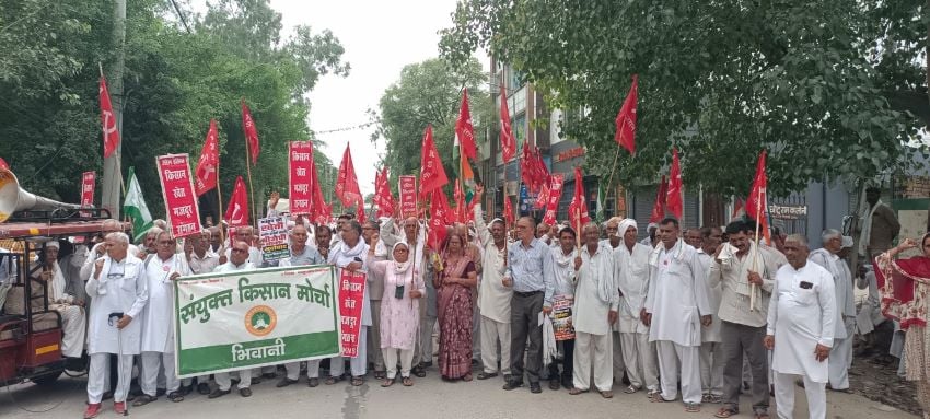 संयुक्त किसान मोर्चा ने सांसद धर्मबीर के कैंप ऑफिस का घेराव कर सौंपा ज्ञापन, उठाई ये मांगें