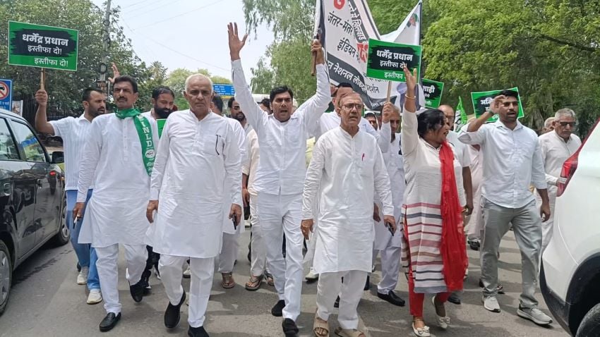 भिवानी में जंतर-मंतर लाठीचार्ज के विरोध में इनेलो का प्रदर्शन, पीएम, गृहमंत्री और शिक्षा मंत्री का मांगा इस्तीफा