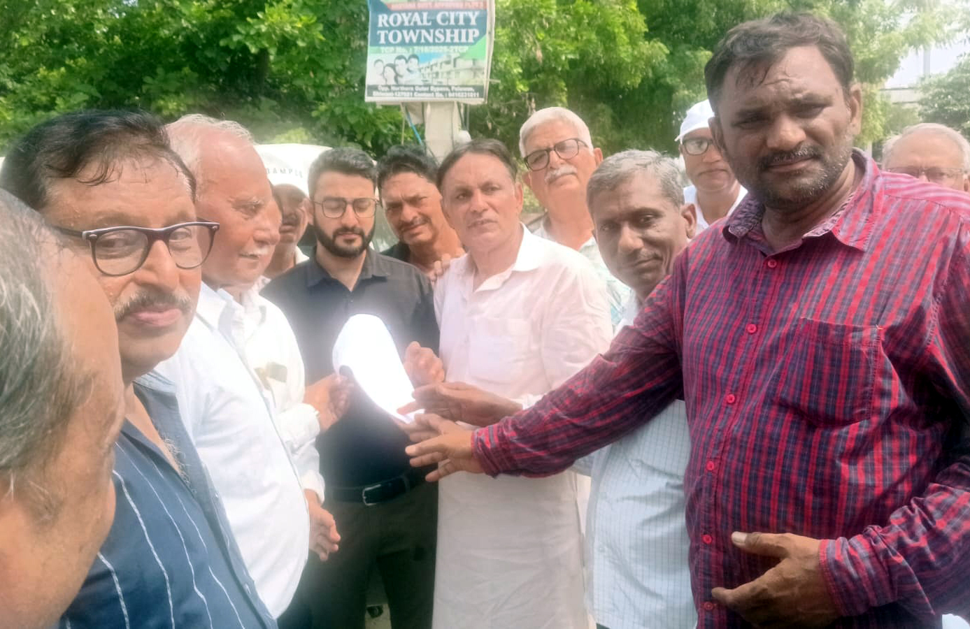बिजली संकट पर भड़का सेक्टरवासियों का गुस्सा, सब-स्टेशन पर जोरदार प्रदर्शन
