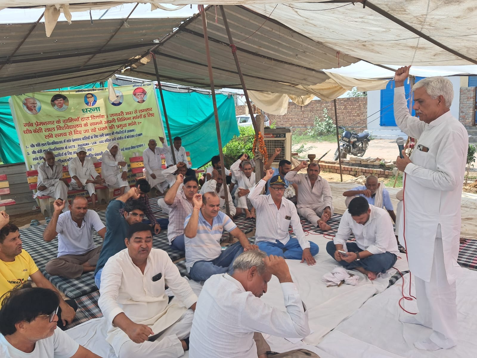 भिवानी में धरने पर पौधारोपण कर कारगिल योद्धाओं को दी श्रद्धांजलि, प्रदर्शन का लिया निर्णय
