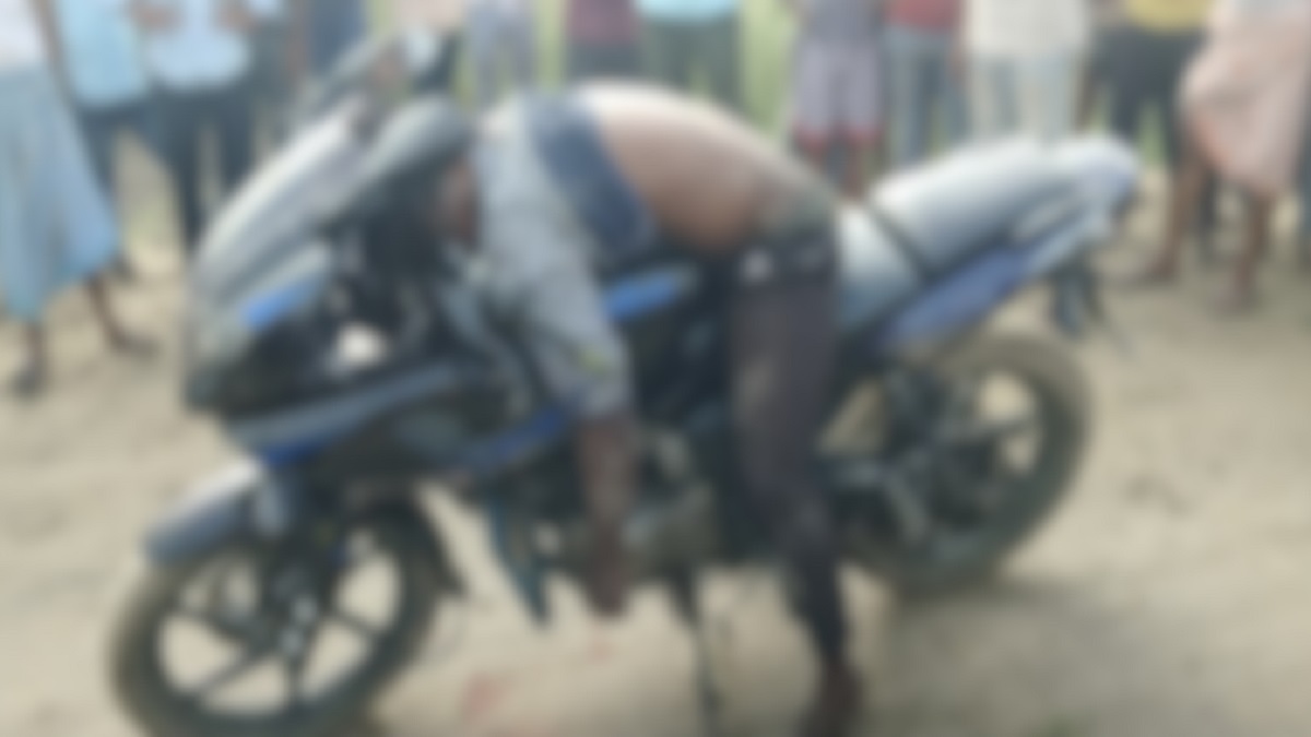 बाइक पर युवक का खून से लथपथ शव मिलने से मचा हड़कंप, माथे पर मारी गई थी गोली