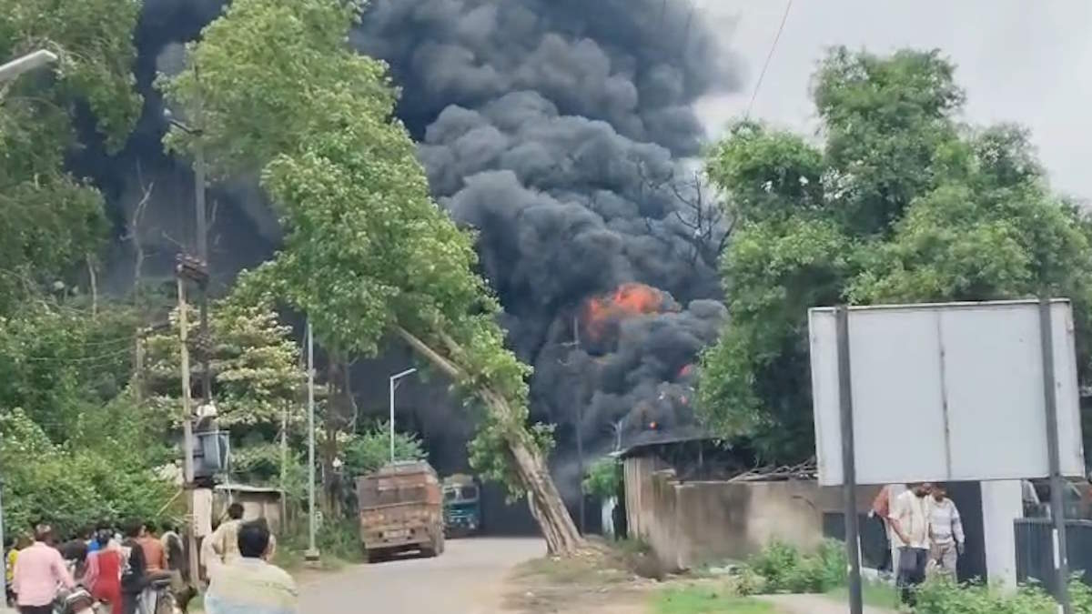 कार्बन फैक्ट्री में आगजनी, बायलर फटने के बाद जान बचाकर भागे मजदूर, आग बुझाने में जुटे दमकल कर्मी