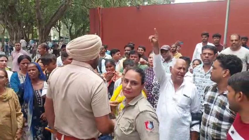 चंडीगढ़ में नगर निगम के खिलाफ स्ट्रीट वेंडरों का फूटा गुस्सा, नई ड्रॉ प्रक्रिया का किया बहिष्कार