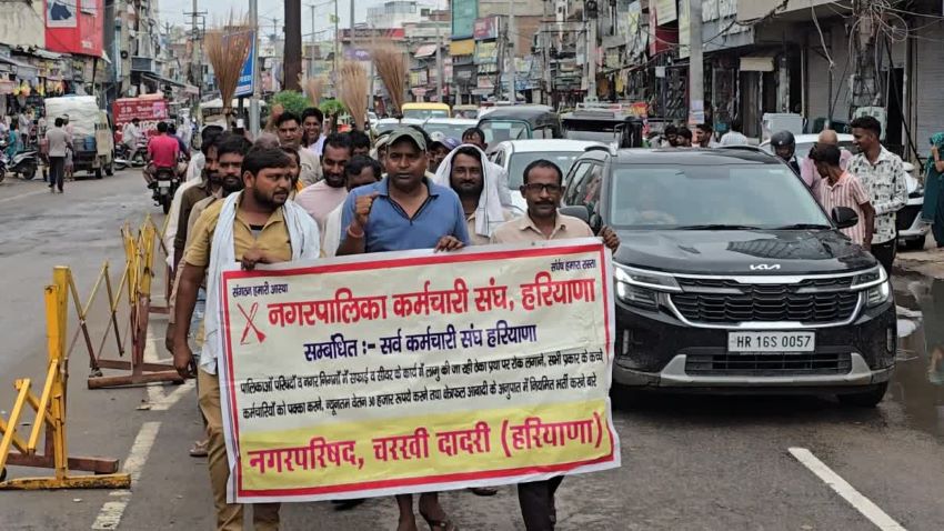 चरखी दादरी में सफाईकर्मियों का बड़ा ऐलान: हाथों में उल्टी झाड़ू लेकर सड़क पर उतरे, दी बड़ी चेतावनी