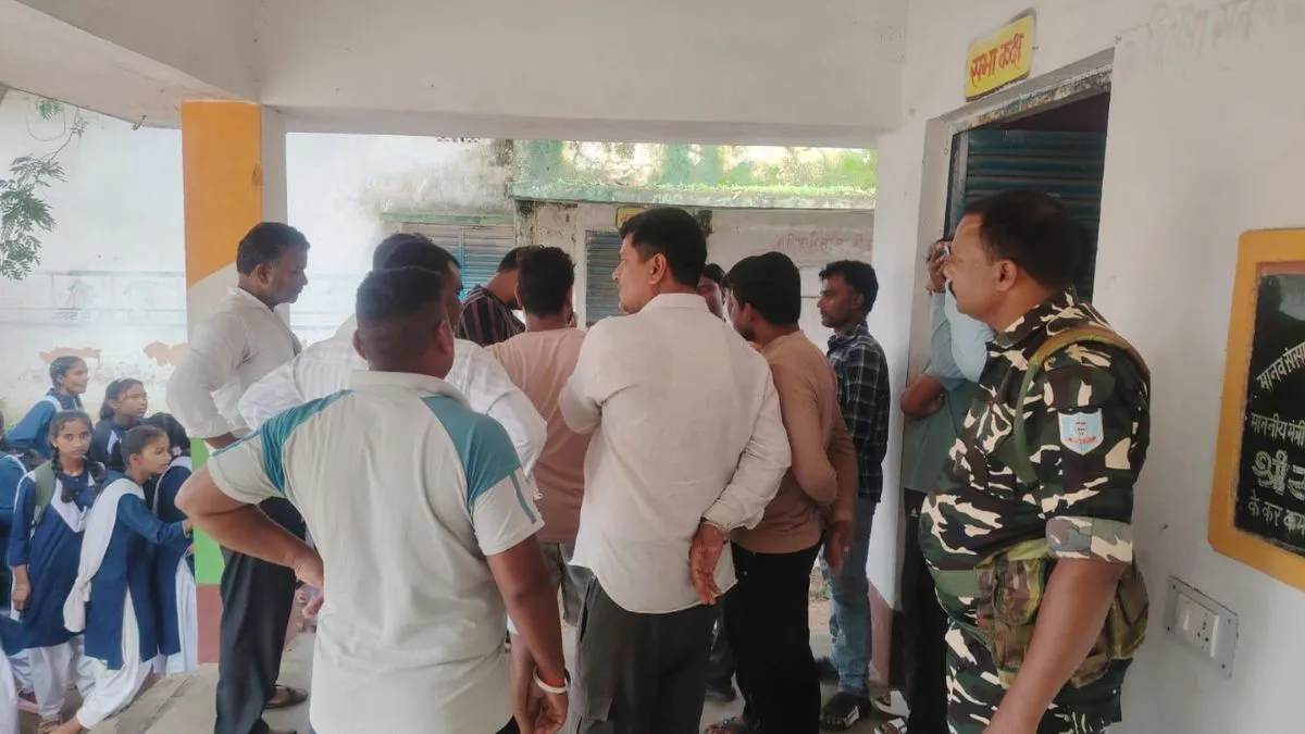 चतरा के स्कूल में लाखों की चोरी : ताले तोड़कर कंप्यूटर-उपकरण समेत कीमती सामान ले उड़े चोर