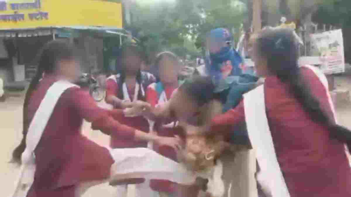 मारपीट में छोरों से भी आगे पहुंची छोरियां: कॉलेज के बाहर लड़कियों में जमकर चले लात-घूंसे, दी गंदी गालियां