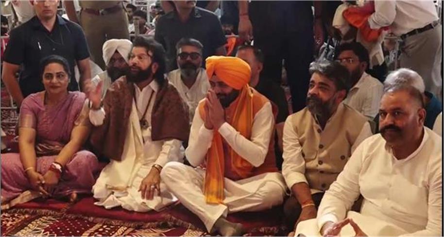 नकोदर दरबार पहुंचे CM नायब सैनी, बोले- पंजाब और हरियाणा दो राज्य, लेकिन एक परिवार के दो भाई