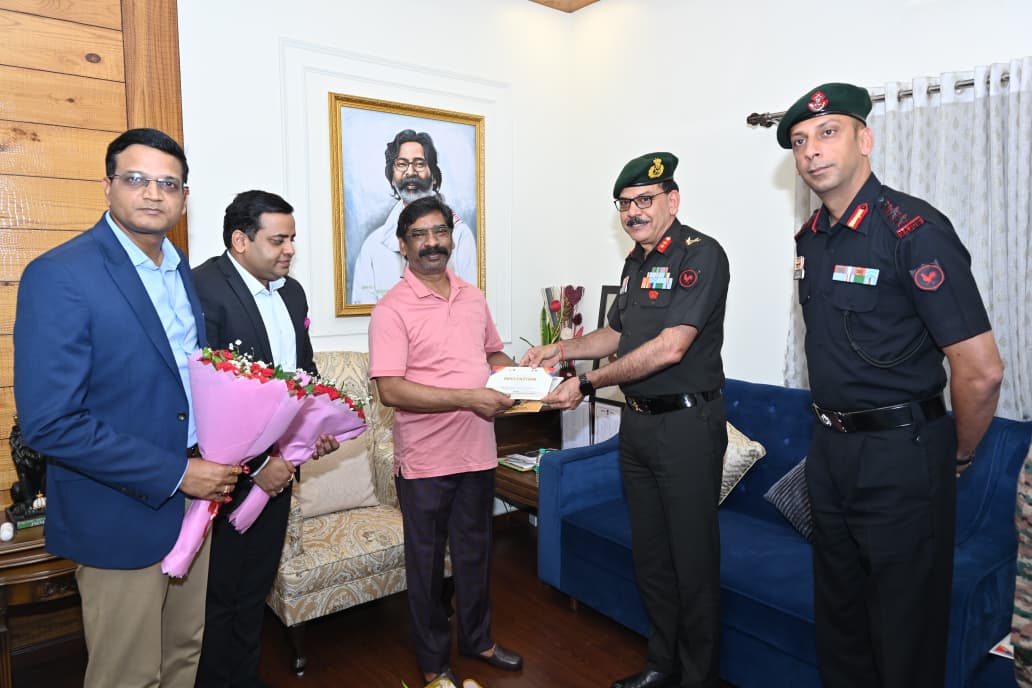 CM हेमंत सोरेन को मिला डूरंड कप-2026 उद्घाटन समारोह का निमंत्रण,भारतीय सेना के अधिकारियों ने की शिष्टाचार भेंट