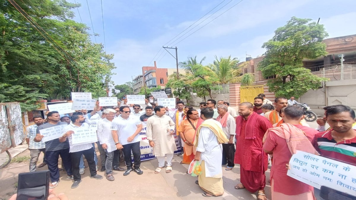 बिजली कटौती और बढ़े बिल के विरोध में कांग्रेस का अनोखा प्रदर्शन, ट्रांसफार्मर की पूजा कर जताया विरोध