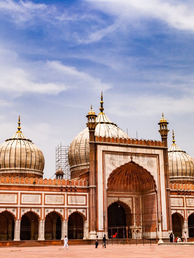 देशभर के मंदिरों में भर-भरकर आता है चढ़ावा, तो जानिये सबसे अमीर मस्जिद कौन?