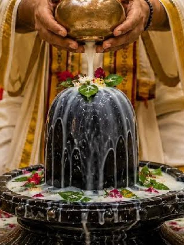 शिवलिंग पर लघु रुद्राभिषेक करें या महा रुद्राभिषेक, जानिए कौन-सा देता है अधिक फल