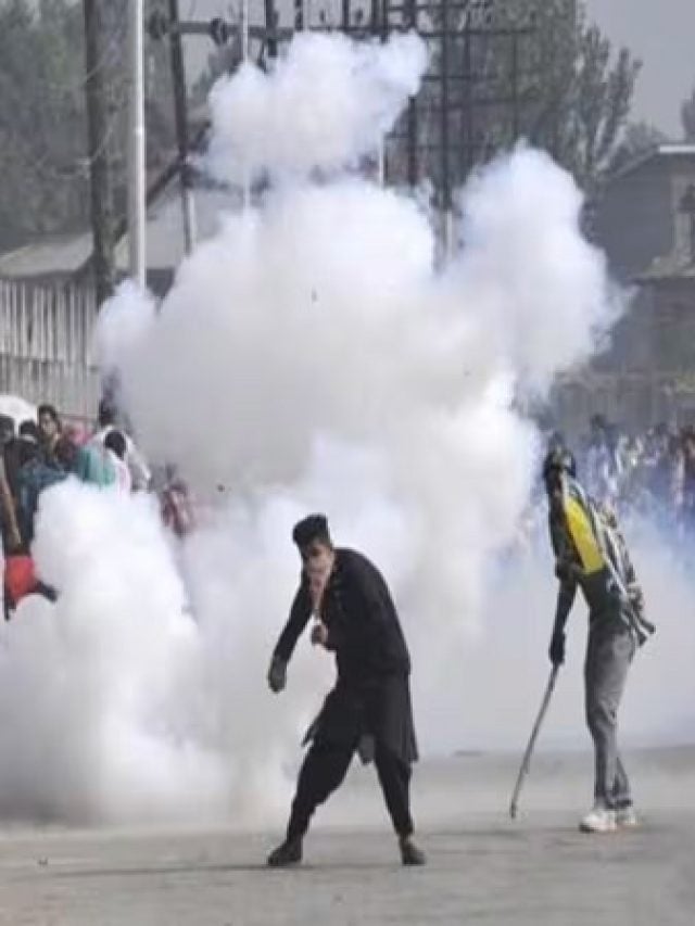CJP Protest: इंसानी शरीर पर कैसा पड़ता है आंसू गैस गोले का असर?