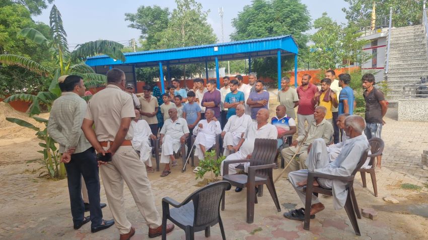 चरखी दादरी पुलिस ने गांवों में किया जनसंवाद, युवाओं को नशे से दूर रहने का दिया संदेश