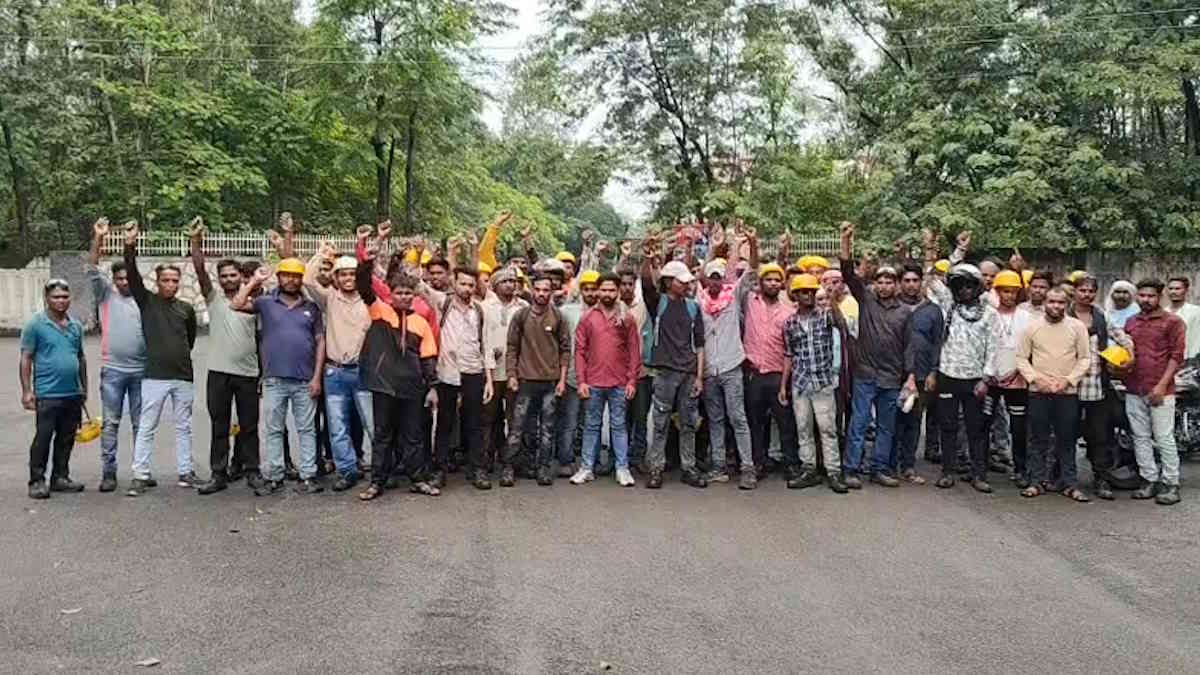 वेतन नहीं मिलने से भड़के SECL गेवरा के ठेका श्रमिक, श्रमिक चौक पर किया प्रदर्शन, परियोजना में काम ठप