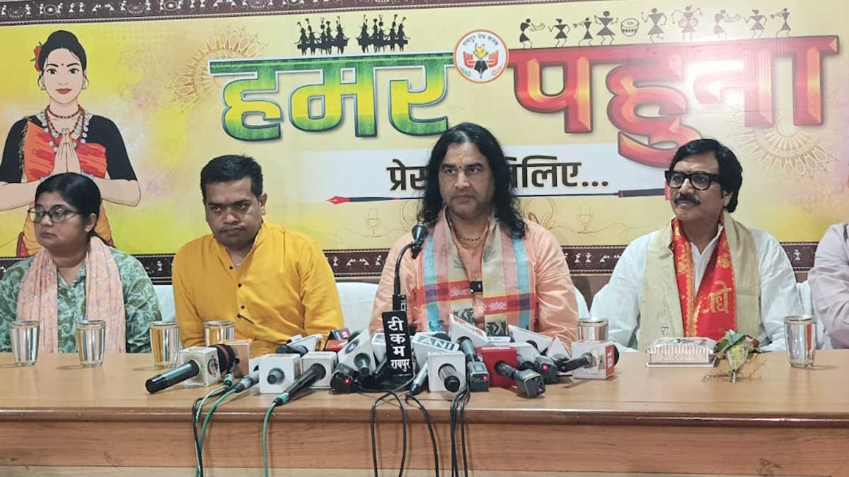 कथावाचक देवकी नंदन ठाकुर ने बताई सनातनी की पीड़ा, कहा- मुसलमान-ईसाई के बच्चे ईमानदार, लेकिन हिन्दू के बच्चे ईमानदार नहीं, क्योंकि…