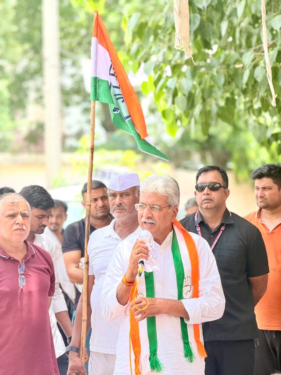 शिक्षा मंत्री के इस्तीफे पर कांग्रेस का हमला: राव नरेंद्र सिंह बोले- यह जीत उन 21 बेटों-बेटियों के नाम, दीपेंद्र हुड्डा ने कहा- सत्ता के घमंड को चकनाचूर करने तक संघर्ष जारी रहेगा