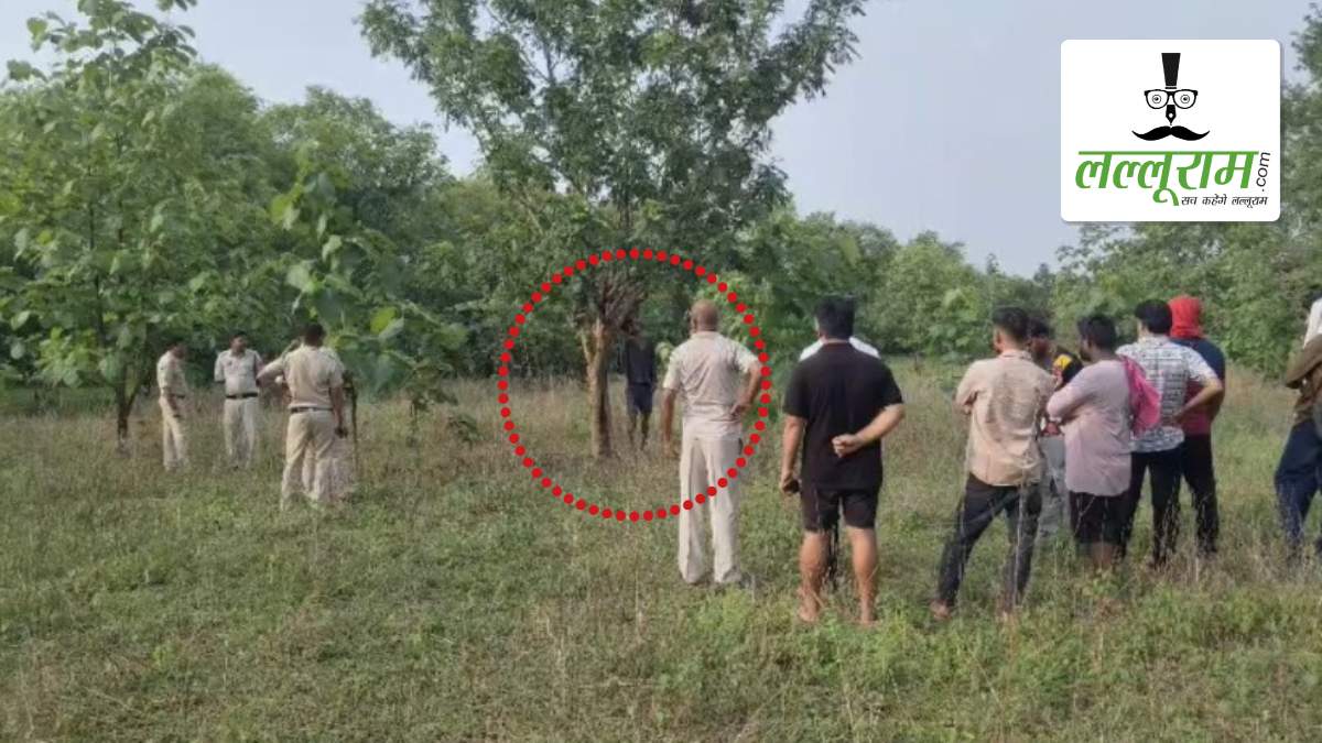 राइस मिल की नर्सरी में पेड़ से लटका मिला अज्ञात युवक का शव, मौके पर जुटी भीड़, जांच में जुटी पुलिस