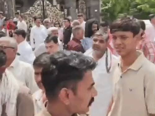 फरीदाबाद में मकान खाली करने के नोटिस से मचा हड़कंप, सैकड़ों लोग केंद्रीय मंत्री कृष्णपाल गुर्जर के दर पहुंचे
