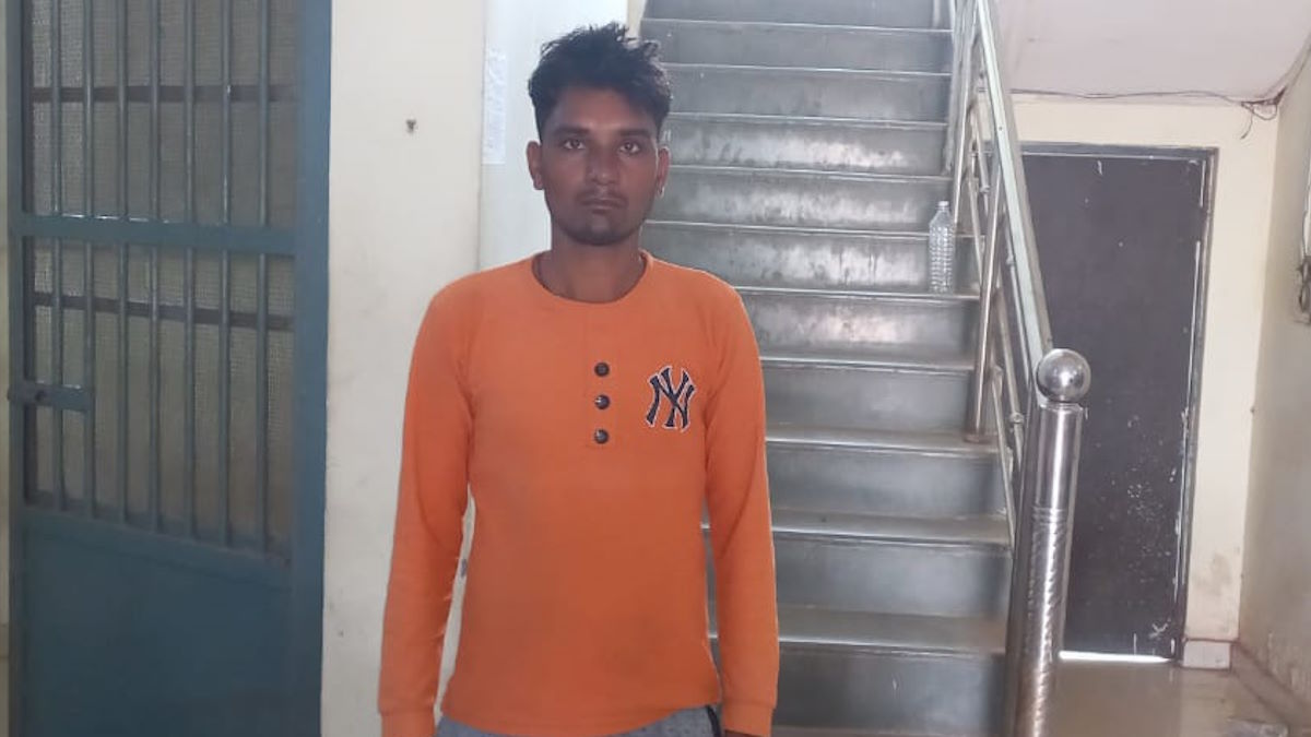 देर रात को फरसा लहराकर लोगों में फैला रहा था दहशत, पुलिस ने त्वरित कार्रवाई कर युवक को किया गिरफ्तार…