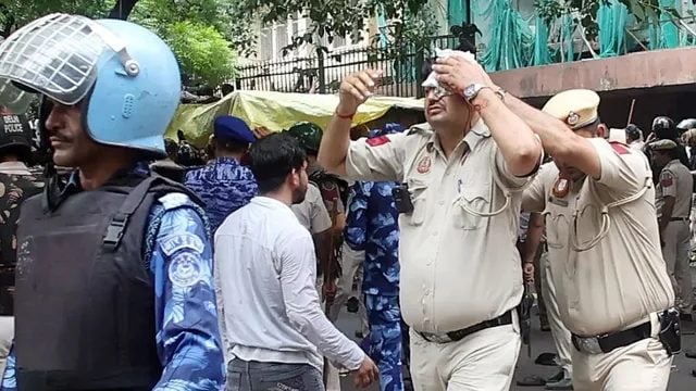 जंतर-मंतर हिंसा: घायल दिल्ली पुलिसकर्मियों के परिवारों का छलका दर्द, बोले- ‘वर्दी के पीछे पूरा परिवार होता है’