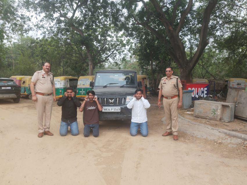 गुरुग्राम में मौत का स्टंट: एमजी रोड पर बोलेरो के बोनट पर बैठकर रील बनाना पड़ा भारी, 3 गिरफ्तार