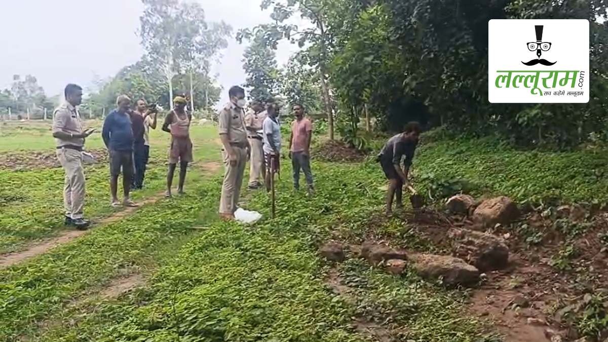 मासूम की संदिग्ध मौत: परिजनों ने करंट लगने से मौत का किया दावा, दोषियों के खिलाफ कार्रवाई की मांग, 40 दिन बाद पुलिस ने कब्र से निकाला शव