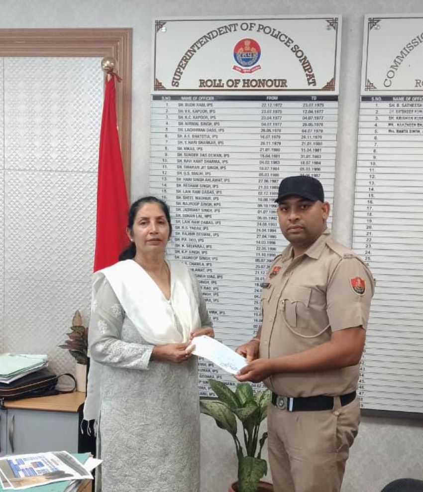 सोनीपत पुलिस आयुक्त ने ब्लड कैंसर पीड़ित बच्चे के इलाज के लिए चालक को सौंपा 5 लाख रुपये का चेक