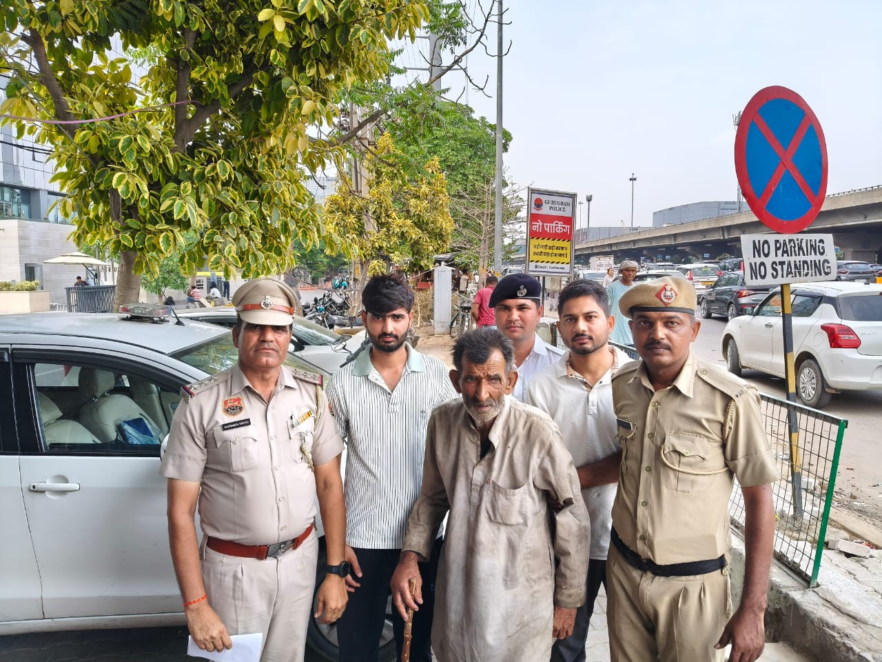सड़क पर भटक रहे गुमशुदा बुजुर्ग को ट्रैफिक पुलिस ने परिवार से मिलाया, गुरुग्राम पुलिस की संवेदनशीलता बनी मिसाल