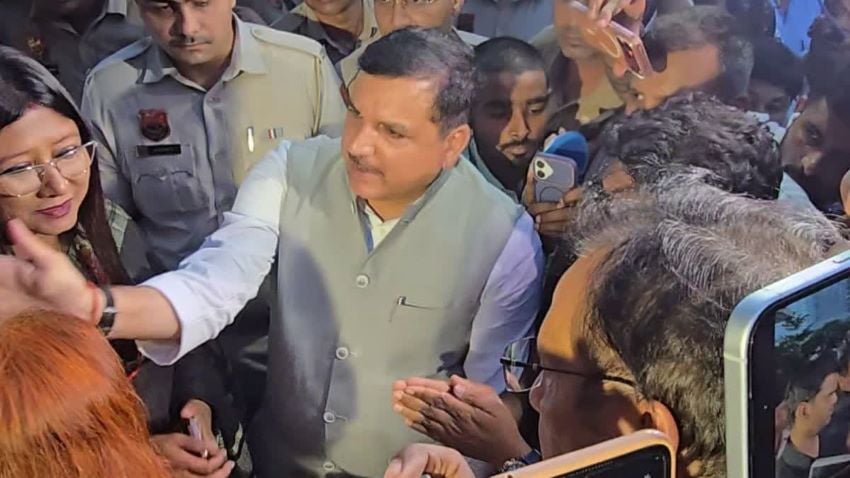मेदांता में सोनम वांगचुक से नहीं मिल सके विपक्षी सांसद, अस्पताल के बाहर प्रदर्शन कर पत्नी को सौंपा पत्र