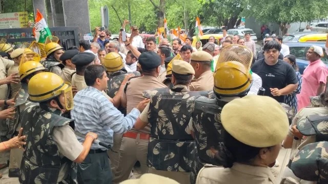 गुरुग्राम में कांग्रेस कार्यकर्ताओं का विरोध प्रदर्शन, डीसी दफ्तर के गेट पर पुलिस से हुई नोकझोंक
