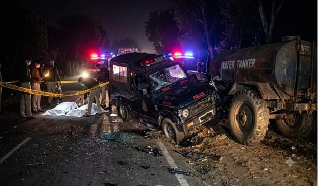 गुरुग्राम में दर्दनाक हादसा: ERV पुलिस वाहन को टैंकर ने मारी टक्कर, दो हेड कॉन्स्टेबल की मौत, एक गंभीर