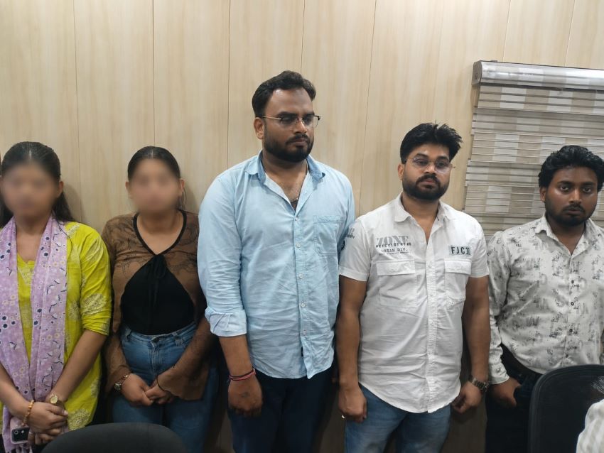 लोन रिकवरी के नाम पर ‘मेंटल टॉर्चर गैंग’ का भंडाफोड़: दिल्ली के फर्जी कॉल सेंटर से 5 गिरफ्तार