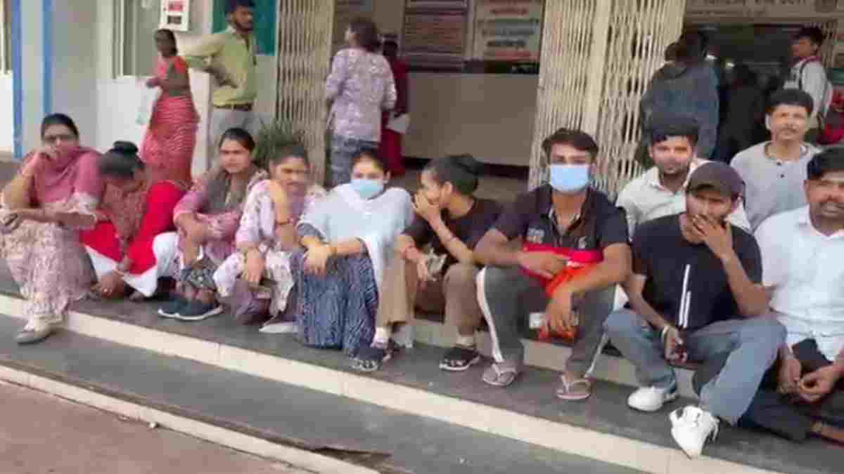 सैकड़ों आउटसोर्स कर्मचारियों का अटका वेतन, 11 माह का एरियर लंबित, अस्पताल के बाहर काम बंद कर किया प्रदर्शन