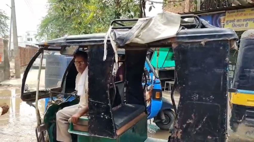 हांसी में मोबाइल ऐप से लॉक हो रहे ई-रिक्शा, चालकों ने सरकार से लगाई मदद की गुहार