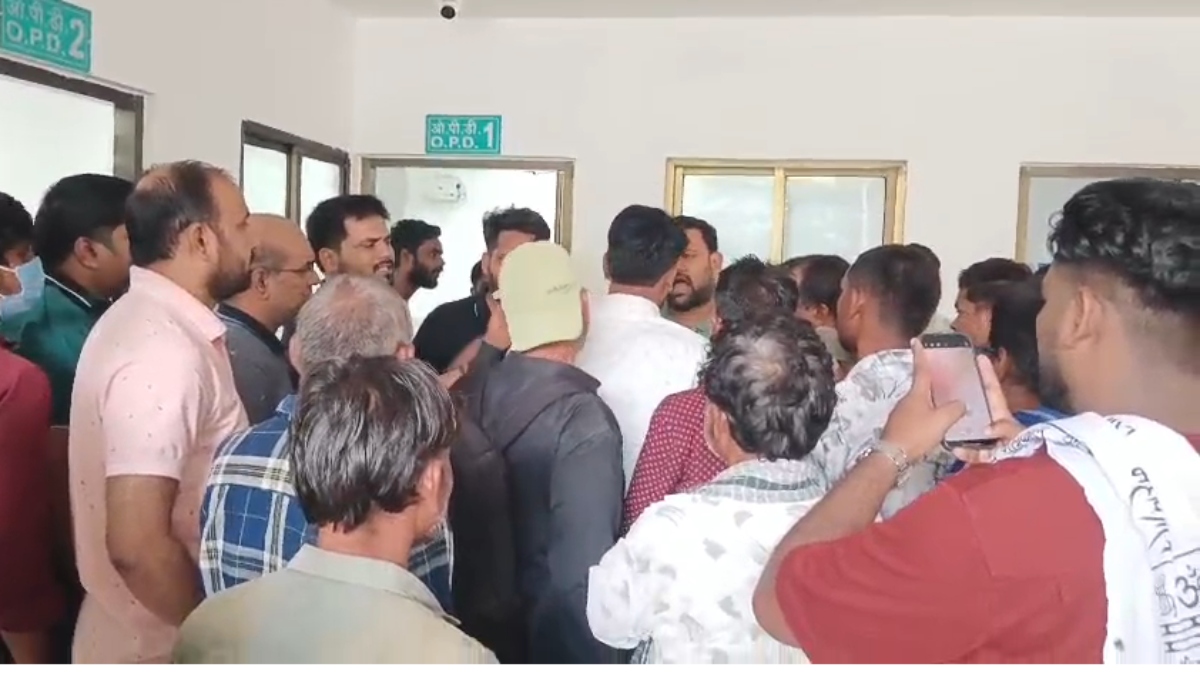 हादसे में घायल मरीज की इलाज के दौरान मौत: परिजनों ने अस्पताल प्रबंधन पर लगाए गंभीर आरोप, FIR दर्ज कर कार्रवाई की मांग