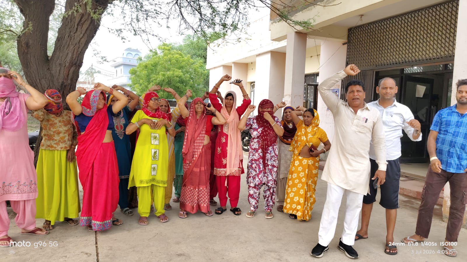 हांसी के सैनियान मोहल्ला में बिजली गुल होने से फूटा लोगों का गुस्सा, SDO कार्यालय का किया घेराव