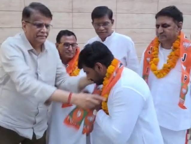 हरियाणा में कांग्रेस को बड़ा झटका, पूर्व पार्षद समेत कई नेताओं ने थामा BJP का दामन