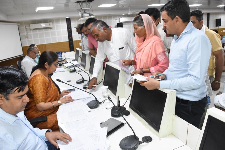 हिसार समाधान शिविर में बड़ा एक्शन: ADC शालिनी चेतल ने सुनीं शिकायतें, लापरवाह अफसरों को दी सख्त चेतावनी
