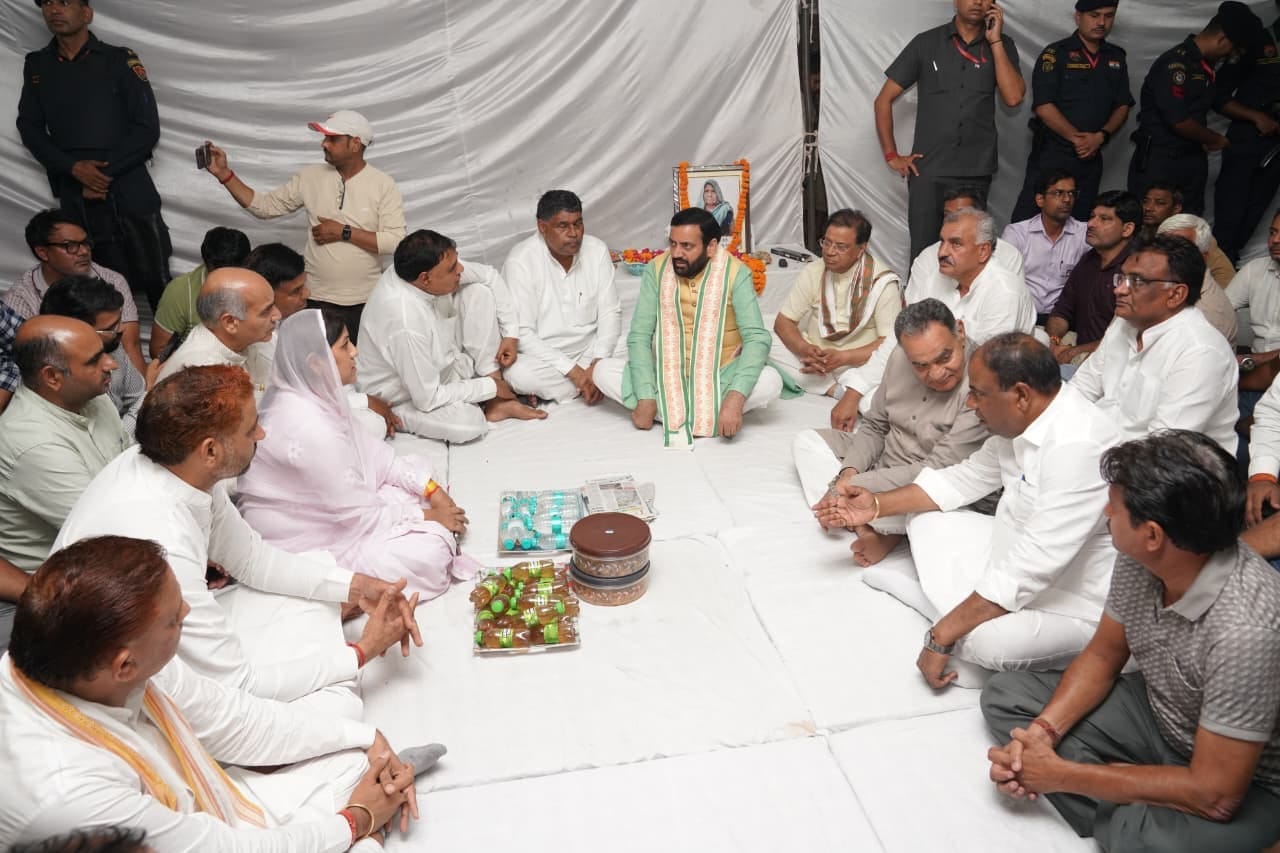 हिसार पहुंचे मुख्यमंत्री नायब सिंह सैनी, भाजपा नेता रामनिवास राड़ा के परिवार से मिल जताया शोक
