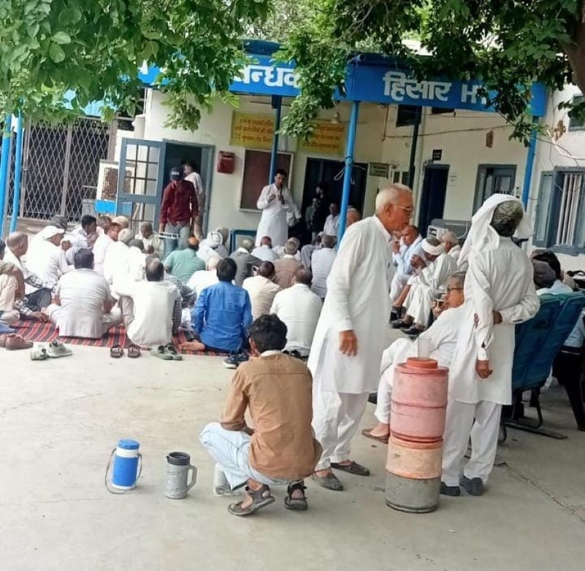 हिसार रोडवेज में 55 दिन से आंदोलन जारी: पेंशनर्स ने महाप्रबंधक दफ्तर घेरा, दो दिन की हड़ताल का अल्टीमेटम