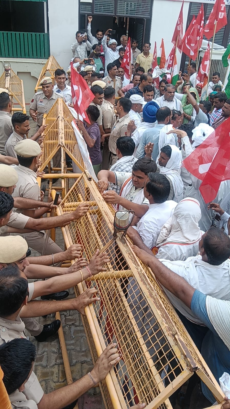 हिसार में निर्माण मजदूरों का शक्ति प्रदर्शन, मंत्री रणबीर गंगवा के आवास तक निकाला मार्च