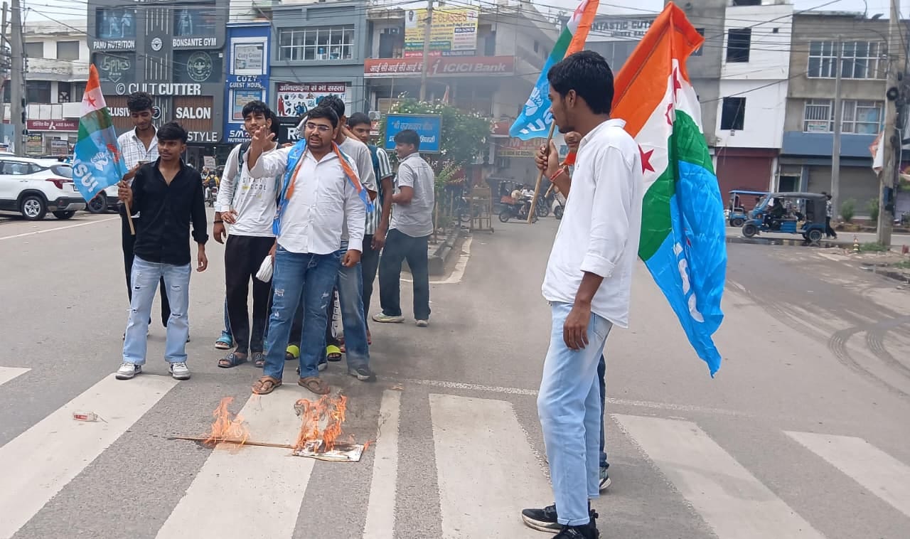 HTET विवाद पर भड़का छात्रों का गुस्सा: एनएसयूआई ने फूंका शिक्षा बोर्ड अध्यक्ष का पुतला, निष्पक्ष जांच की मांग