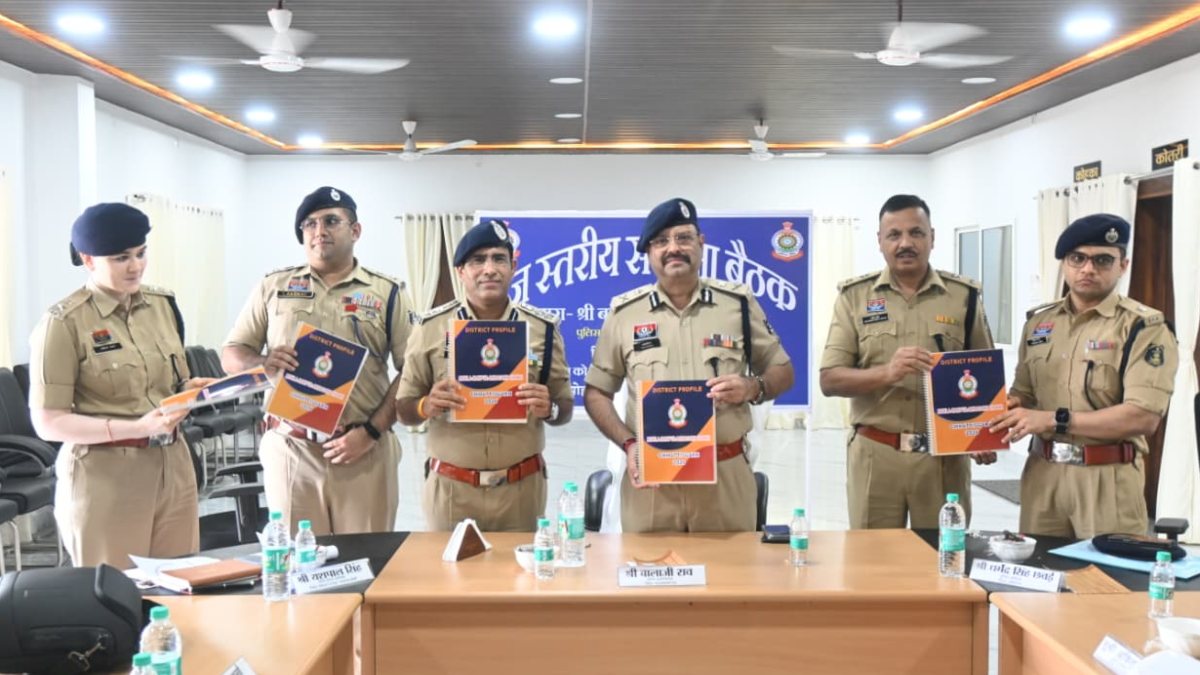 नक्सल मुक्त होने के बाद मोहला-मानपुर में पहली बार आईजी की रेंज स्तरीय समीक्षा बैठक, बेहतर पुलिसिंग और नवाचारों पर हुआ मंथन, अधिकारियों को दिए गए आवश्यक दिशा-निर्देश