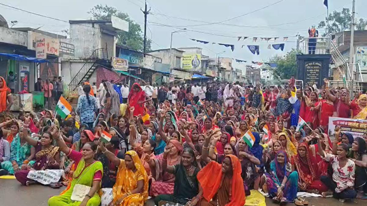 सड़क के लिए ग्रामीणों ने किया चक्काजाम, युवाओं का अनशन जारी, व्यापारियों ने भी आंदोलन को दिया समर्थन