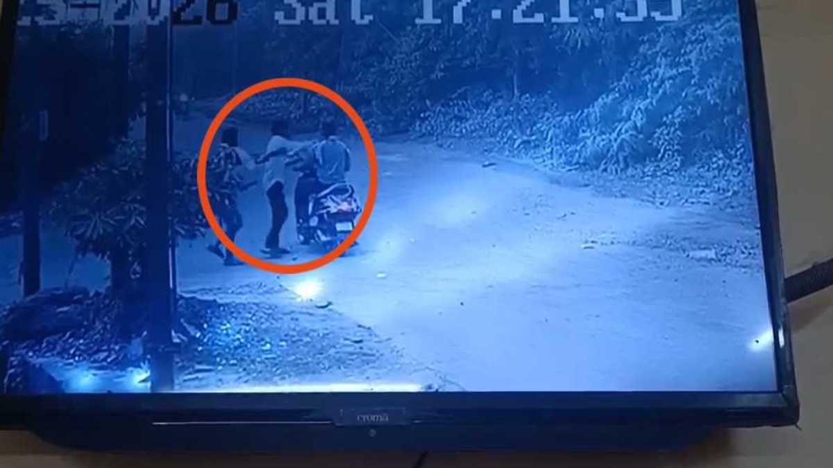 रायपुर में बदमाशों का आतंक! राह चलते स्कूटी सवार पर धारदार हथियार से किया हमला, VIDEO आया सामने